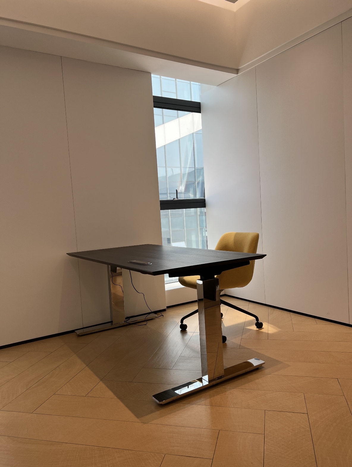  8㎡极限改造！升降桌把小办公室直接变艺术展